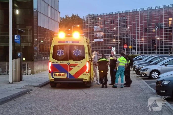 Gewonde met steekwond loopt politiebureau binnen