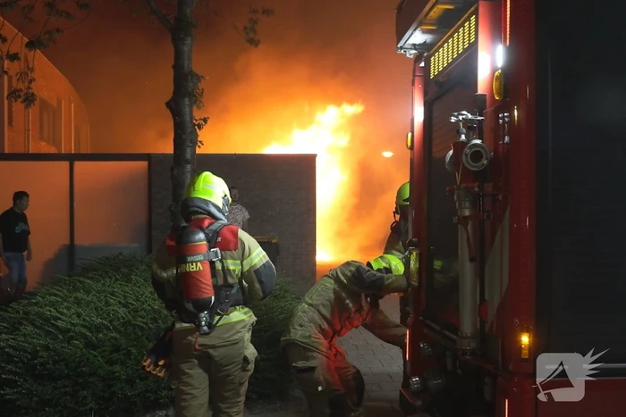 Schuur en schutting in brand