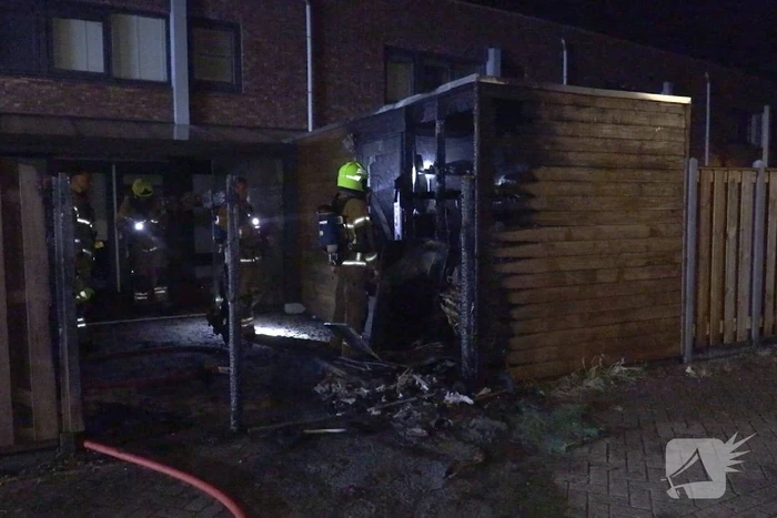 Schuur en schutting in brand