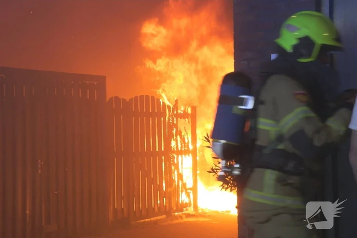 Schuur en schutting in brand
