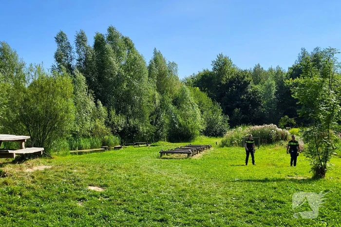 Jongen komt vast tussen twee bomen in Belevenissenbos