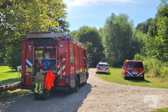 Jongen komt vast tussen twee bomen in Belevenissenbos