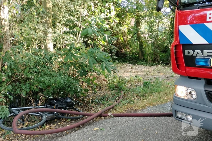 Stapel gesnoeide takken vatten vlam