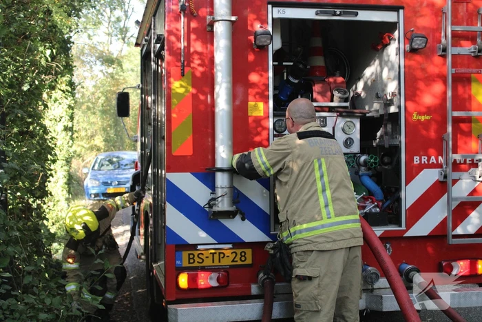 Stapel gesnoeide takken vatten vlam