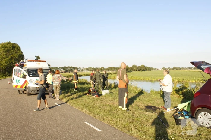 Brandweer redt vastzittende meerkoet