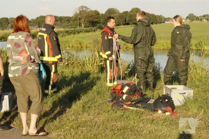 Brandweer redt vastzittende meerkoet