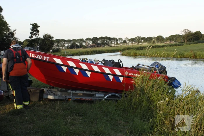 Brandweer redt vastzittende meerkoet