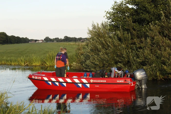 Brandweer redt vastzittende meerkoet