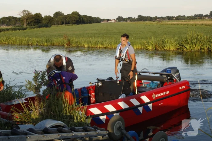 Brandweer redt vastzittende meerkoet