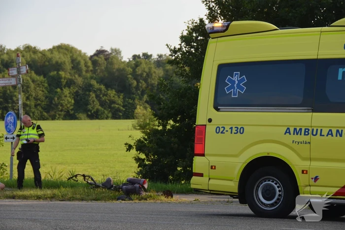 Fietser en bestelbus in botsing