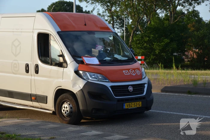 Fietser en bestelbus in botsing