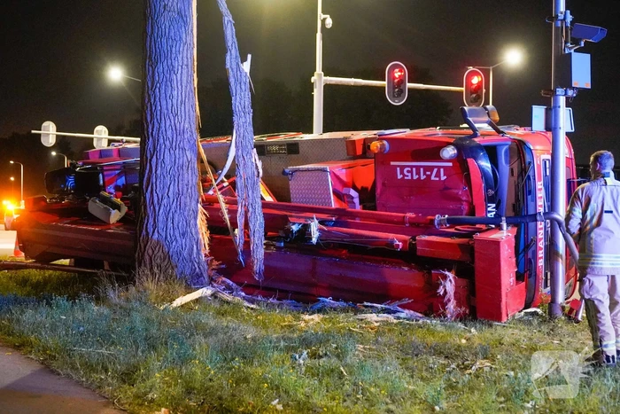 Brandweervoertuig gekanteld bij kruising