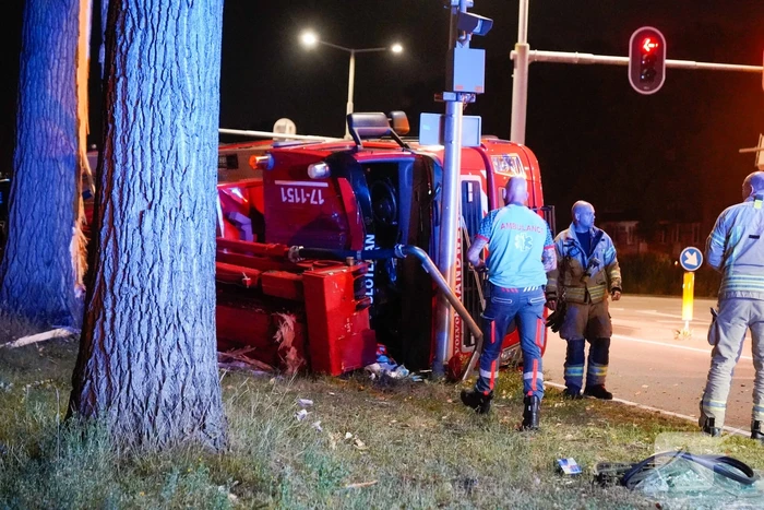 Brandweervoertuig gekanteld bij kruising