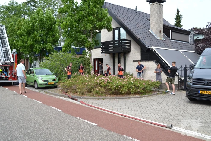 Groot gat ontstaan in voetpad vanwege waterlekkage