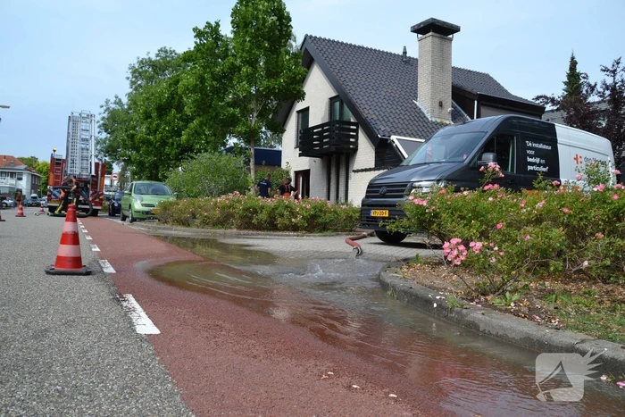 Groot gat ontstaan in voetpad vanwege waterlekkage