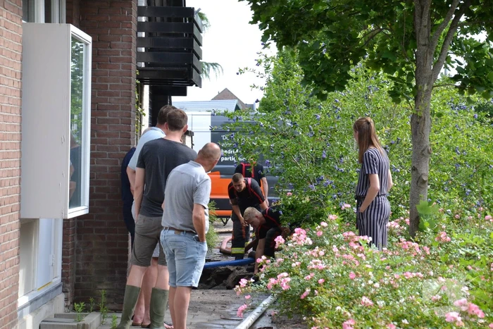Groot gat ontstaan in voetpad vanwege waterlekkage