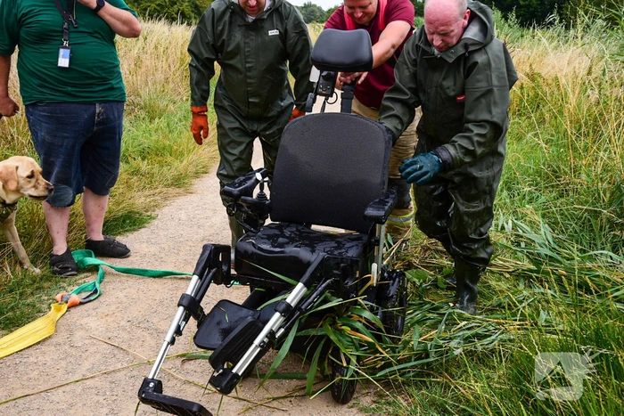 Persoon belandt met scootmobiel in sloot