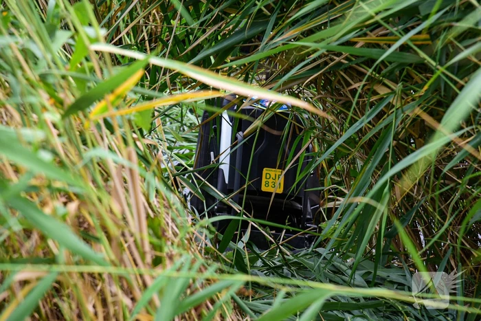 Persoon belandt met scootmobiel in sloot
