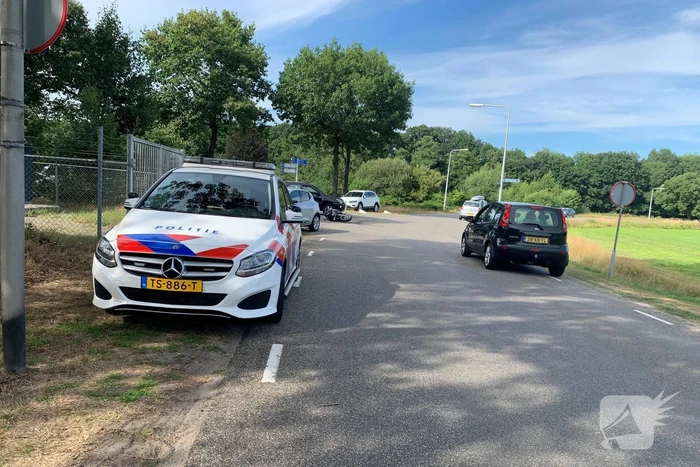 Motorrijder en auto in botsing op kruising