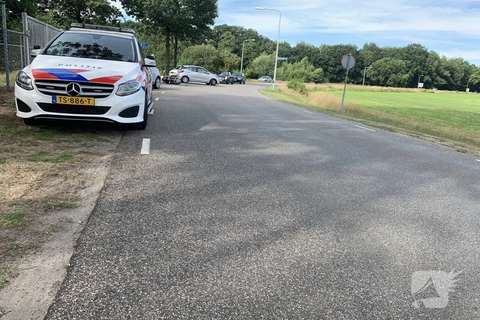 Motorrijder en auto in botsing op kruising