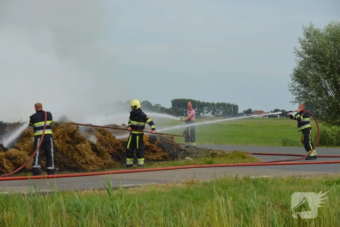 Hevige brand in berg gemaaid gras