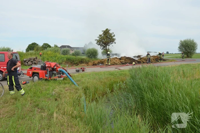 Hevige brand in berg gemaaid gras