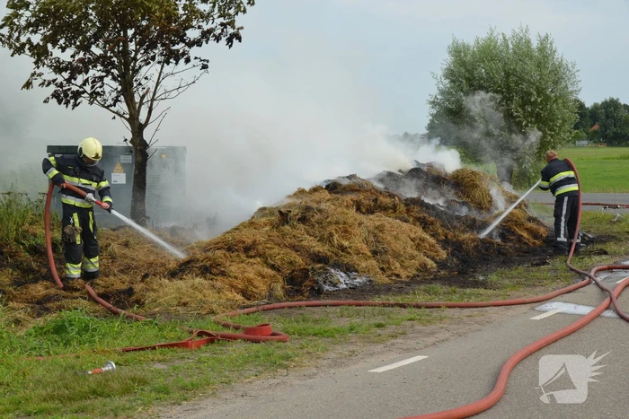 Hevige brand in berg gemaaid gras