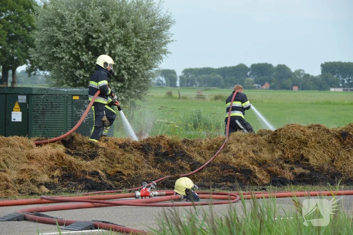 Hevige brand in berg gemaaid gras