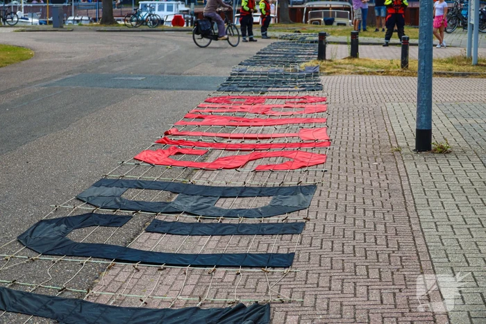 Reclamevliegtuig verliest spandoek