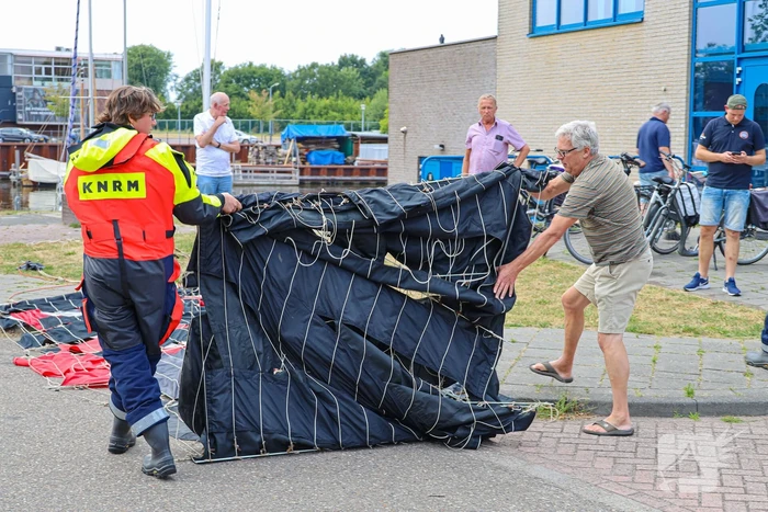 Reclamevliegtuig verliest spandoek