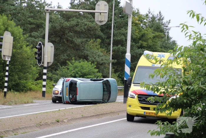 Auto op zijn kant na ongeval