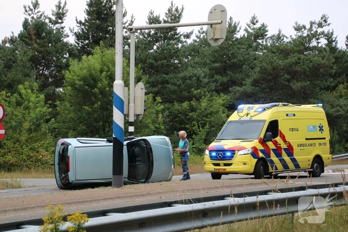 Auto op zijn kant na ongeval