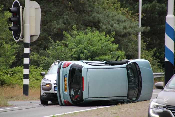 Auto op zijn kant na ongeval