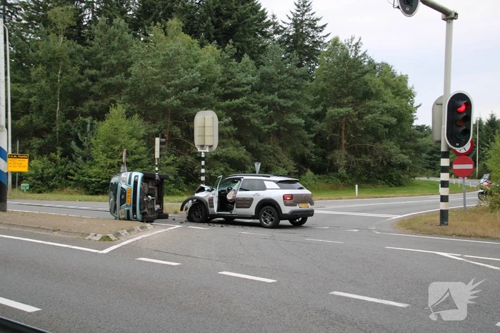 Auto op zijn kant na ongeval