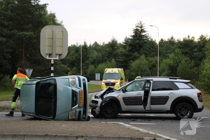 Auto op zijn kant na ongeval