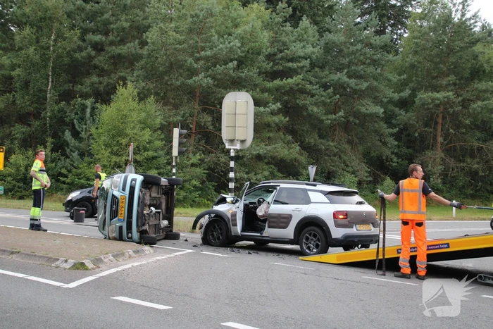 Auto op zijn kant na ongeval