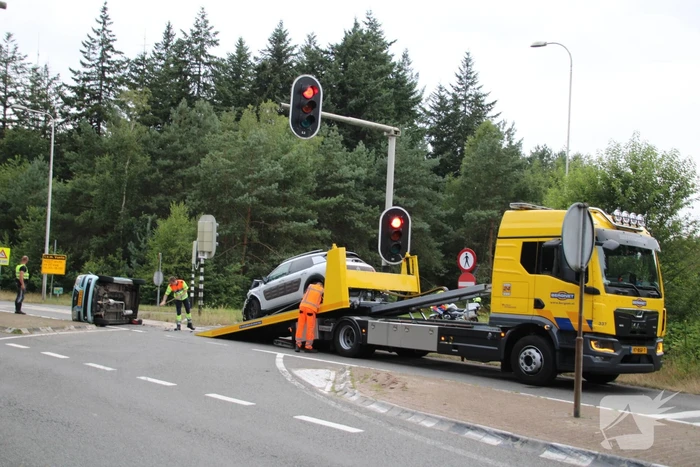 Auto op zijn kant na ongeval