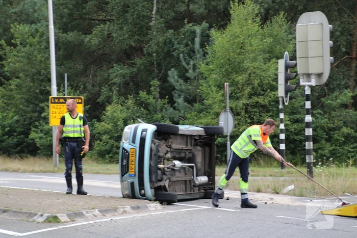 Auto op zijn kant na ongeval