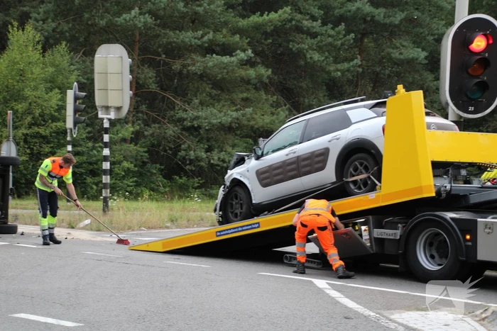 Auto op zijn kant na ongeval