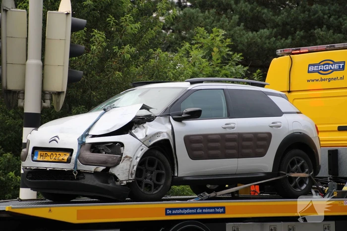 Auto op zijn kant na ongeval