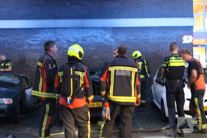 Flatgebouw loopt schade op bij autobrand