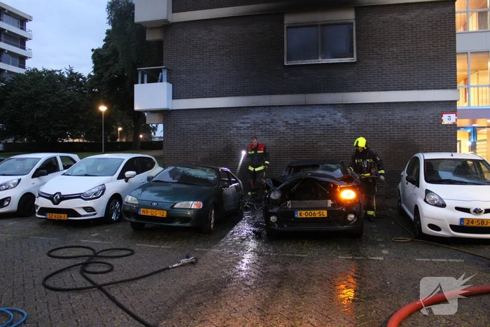 Flatgebouw loopt schade op bij autobrand