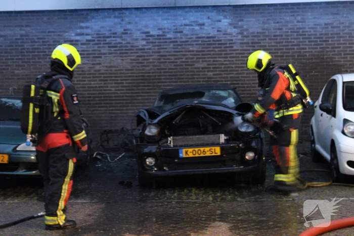 Flatgebouw loopt schade op bij autobrand