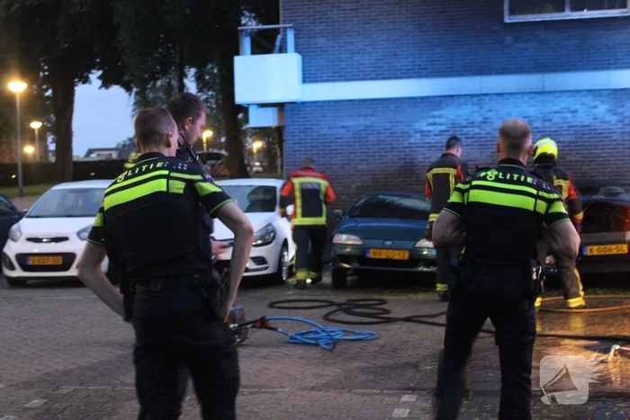 Flatgebouw loopt schade op bij autobrand