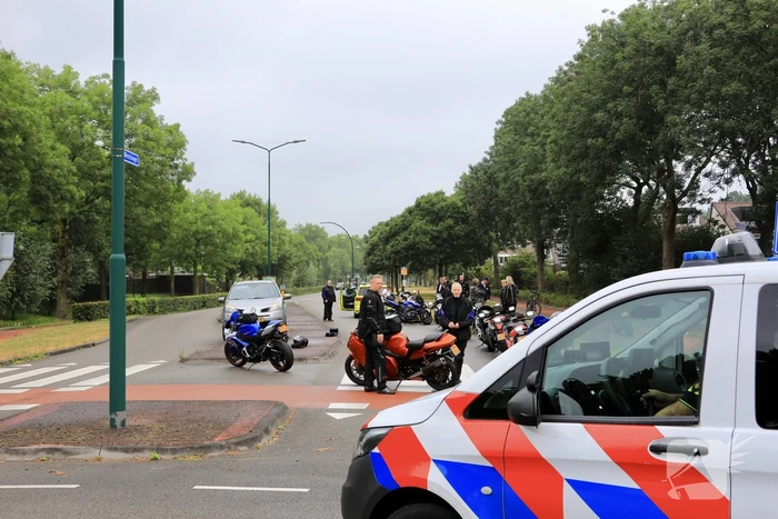 Motorrijder gaat met motor van overleden vriend onderuit op spekgladde wegdek tijdens toertocht