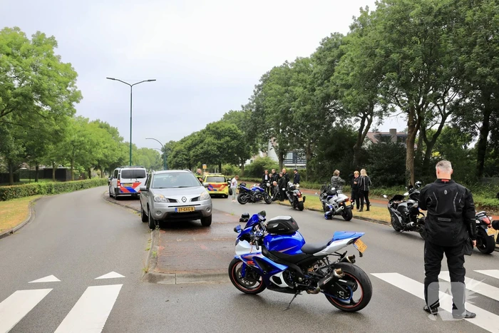 Motorrijder gaat met motor van overleden vriend onderuit op spekgladde wegdek tijdens toertocht