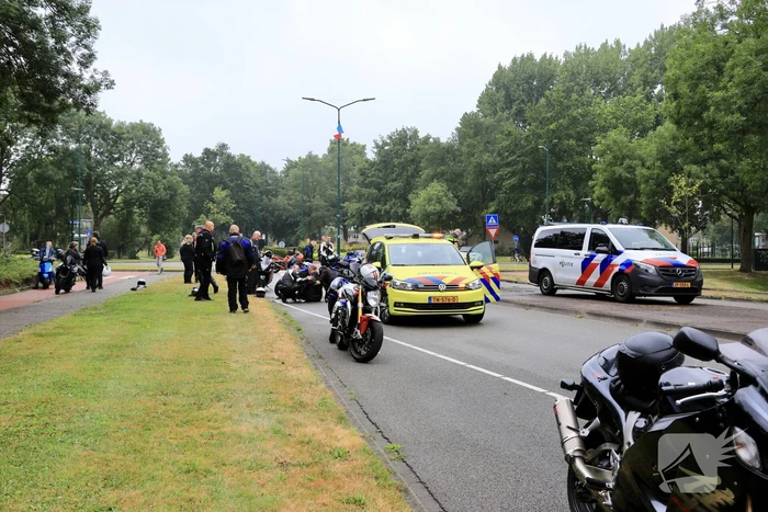 Motorrijder gaat met motor van overleden vriend onderuit op spekgladde wegdek tijdens toertocht