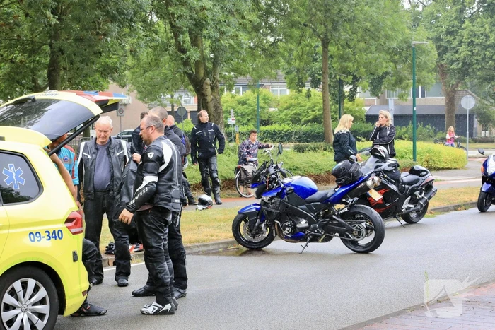 Motorrijder gaat met motor van overleden vriend onderuit op spekgladde wegdek tijdens toertocht