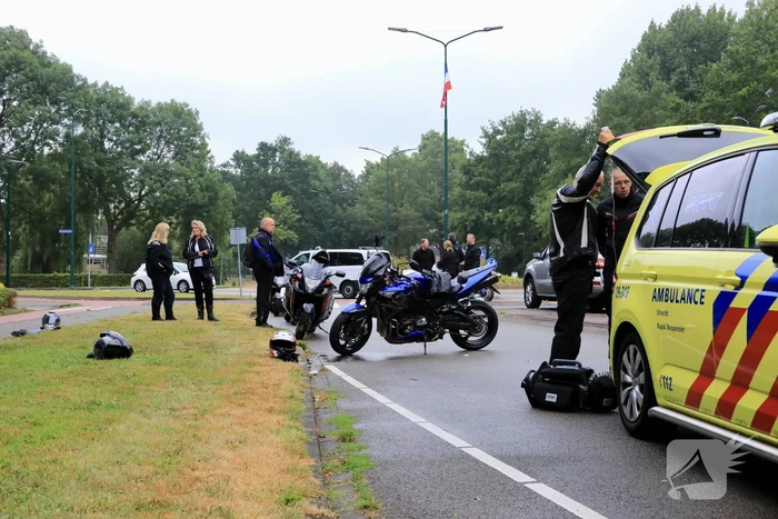 Motorrijder gaat met motor van overleden vriend onderuit op spekgladde wegdek tijdens toertocht