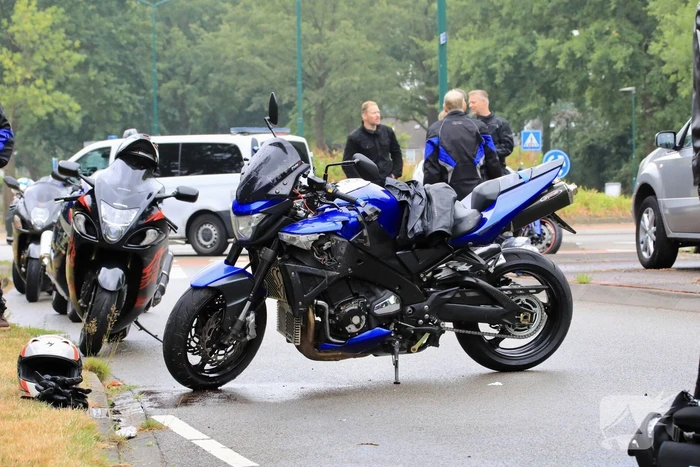 Motorrijder gaat met motor van overleden vriend onderuit op spekgladde wegdek tijdens toertocht